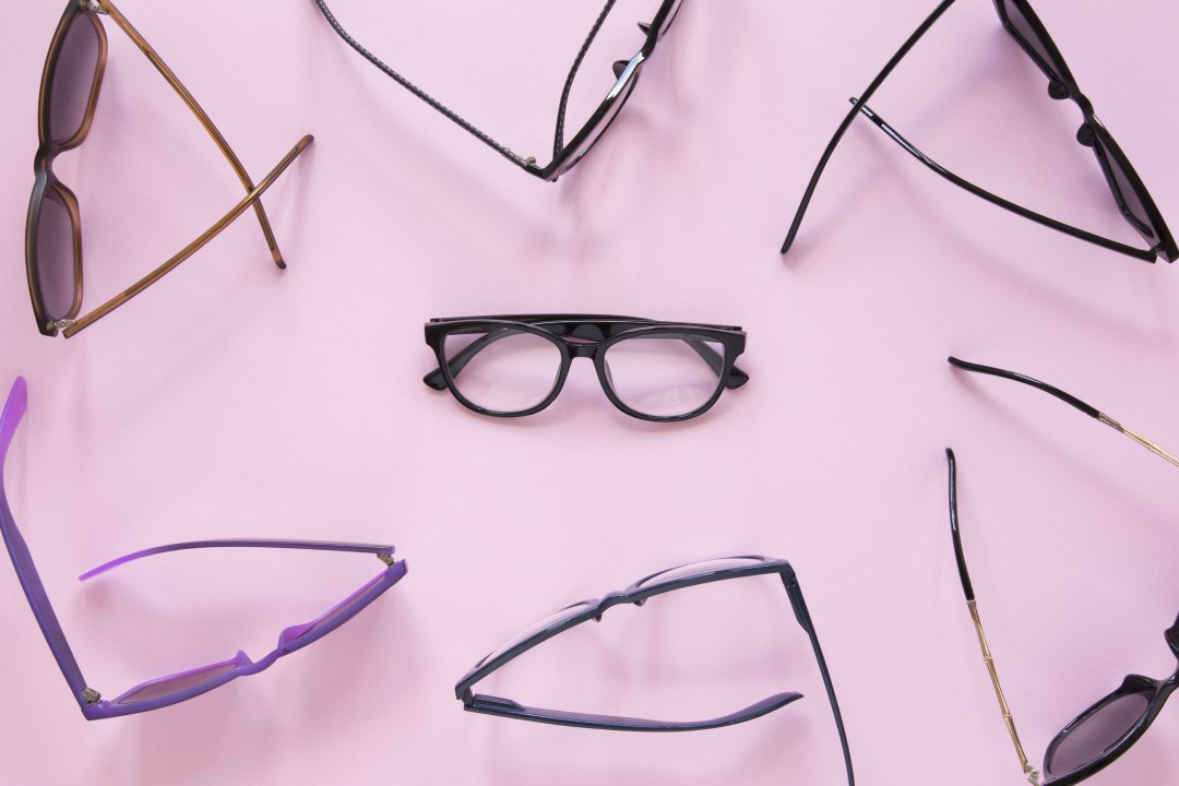 15 Style Tips for Women Who Like Glasses - GurusWay