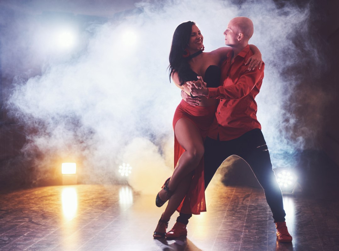 Couple dancing in the smoke