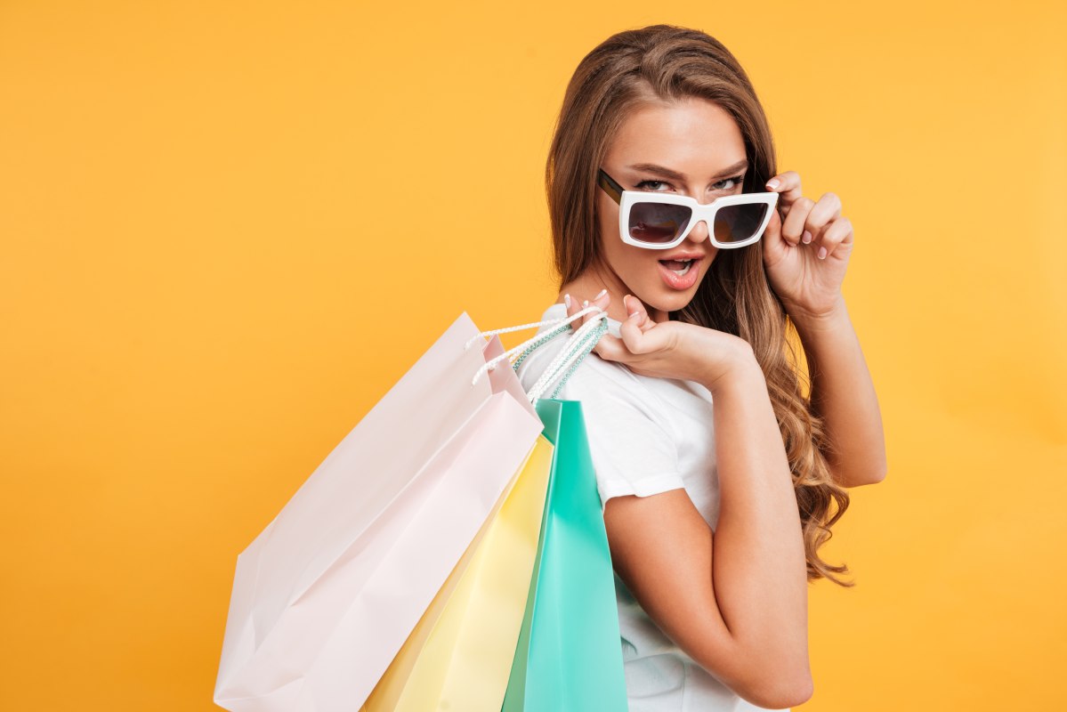 Shopping woman with sunglasses